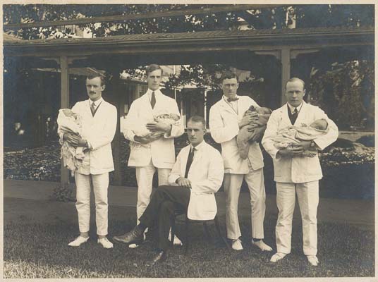 Medical students, Women’s Hospital Melbourne, 1917. University of Melbourne Archives, Alfred Plumley Collection, 1963.0024.0003. Alfred Plumley Derham is far left.