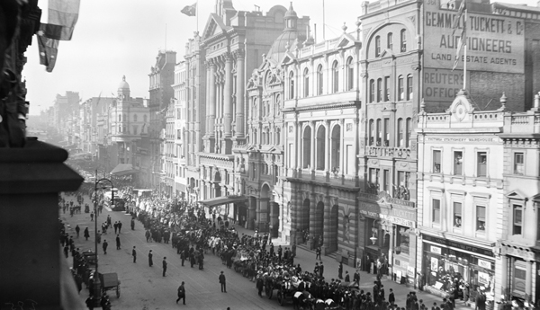 “March through Melbourne”.  A military parade and onlookers in Collins Street Melbourne, looking east from the corner of Queen and Collins streets. Photo taken by Doris McKellar, a student at that time. University of Melbourne Archives, Doris McKellar collection